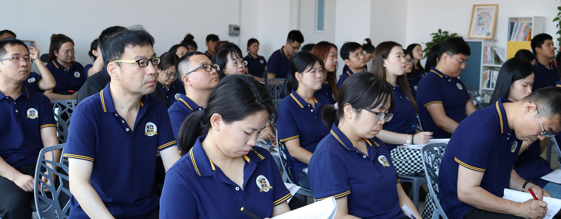 黑人的大长鸡巴狂操白种女人的大白屁眼